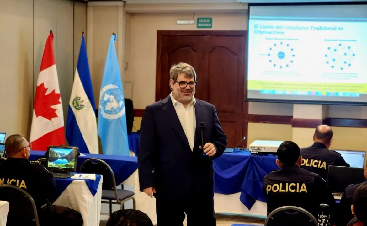 Francisco Javier Martín Porras forma a Fiscales y Policías en el San Salvador
